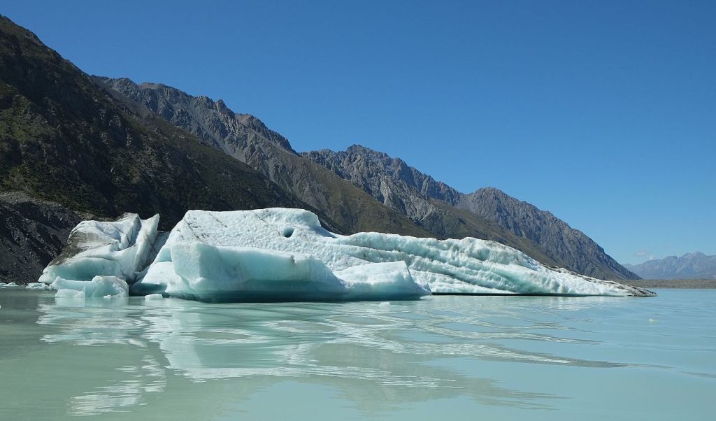 La imagen tiene un atributo ALT vacío; su nombre de archivo es iceberg_with_blue_ice_floating_in_tasman_glacier_lake.jpg
