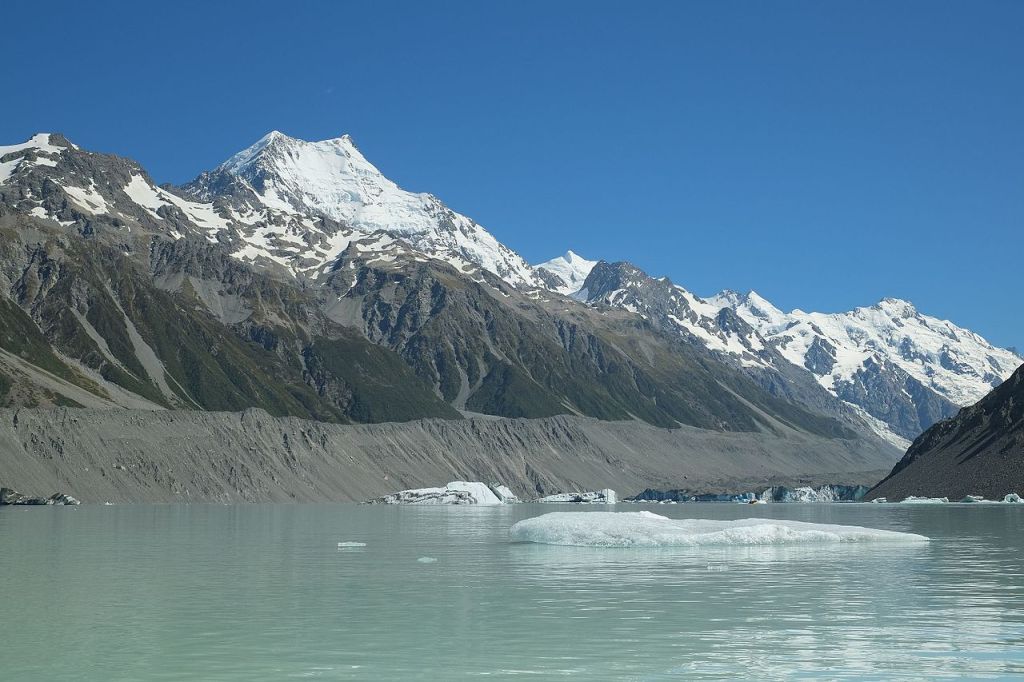 La imagen tiene un atributo ALT vacío; su nombre de archivo es icebergs_floating_in_tasman_glacier_lake_aoraki_mount_cook_in_the_background.jpg